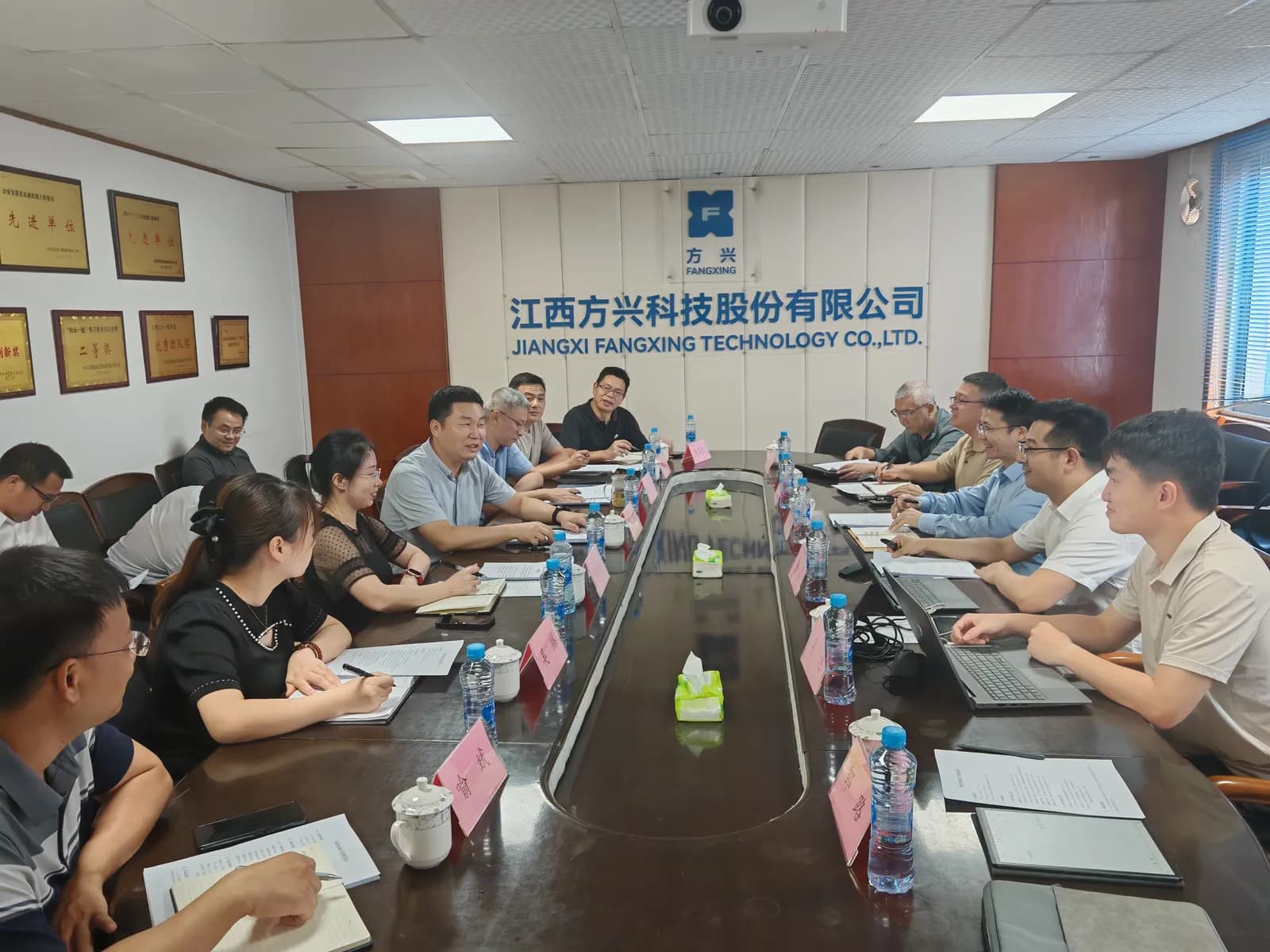 会谈现场:浪潮数科联合团队与江西高速、方兴科技围坐讨论
